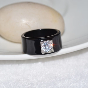 Macro di un anello in ceramica nera con diamante centrale quadrato scintillante