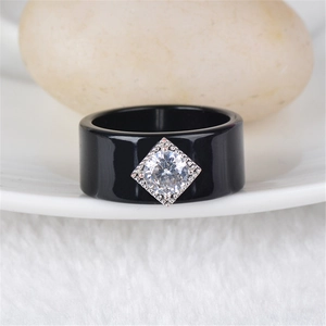 Anello largo nero minimalista con diamante incastonato su ciottoli e pelliccia bianca