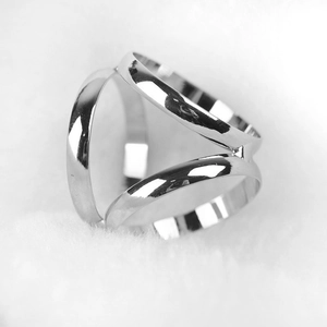 Boucle de foulard géométrique moderne en argent à trois anneaux avec finition polie