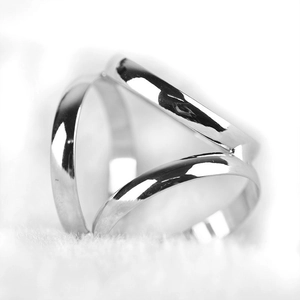 Attache foulard moderne à triple anneau en argent poli sur fond de fourrure blanche