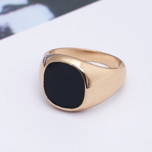 Chevalière classique pour homme plaquée or avec une pierre carrée en émail noir