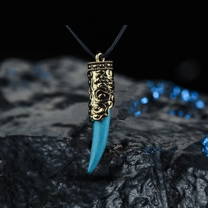 Collier bohème avec pendentif dent de loup en turquoise et embout doré sur cordon noir