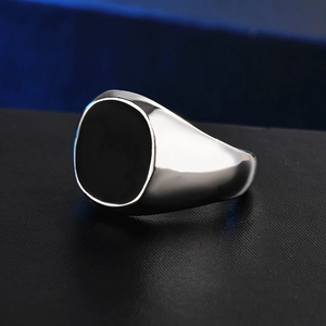 Chevalière polie pour hommes en argent avec un insert circulaire noir minimaliste