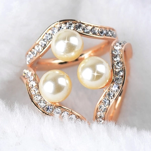 Vue détaillée d'une bague or rose avec trois perles crème et zircons blancs