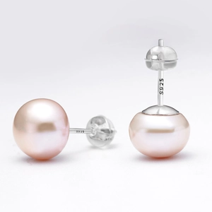 Macro del marchio S925 su orecchini con perle naturali d'acqua dolce rosa pastello