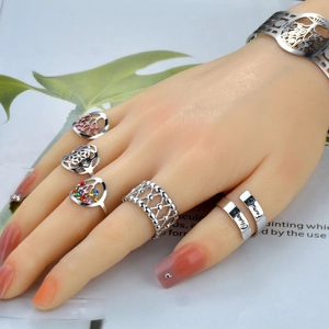 Nahaufnahme von Lebensbaum Ring mit rosa Kristallen und graviertem Family Fingerring