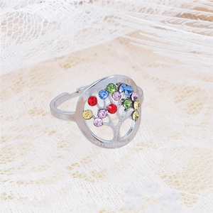 Detailansicht des Lebensbaum-Rings mit bunten Kristallen und verstellbarem Band