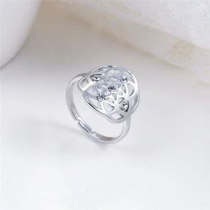 Detailaufnahme des verstellbaren Lebensbaum-Rings mit weißen Zirkonia-Akzenten