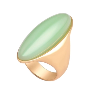 Grosse bague vintage en métal doré avec grande pierre ovale vert menthe sur fond blanc