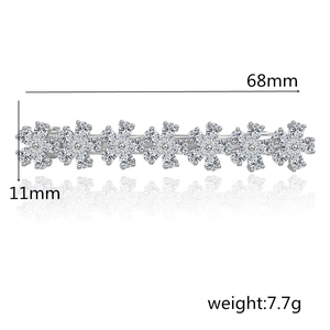 Détail d'une pince à cheveux fleurs avec dimensions 68mm x 11mm et zircons