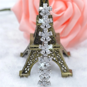 Vue détaillée de la barrette à fleurs argentée avec oxydes de zirconium sur fausse fourrure