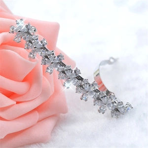 Détail d'une barrette fleur en argent avec zircons étincelants sur des roses roses