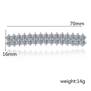 Détail de la pince à cheveux en zircone étincelante, dimensions 70x16mm, base argentée