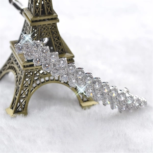 Gros plan d'un bracelet en zircone à trois rangées argentées sur décor Tour Eiffel