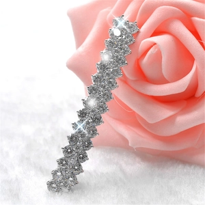 Barrette élégante en argent avec cristaux de zircon sur pétales roses et fourrure blanche