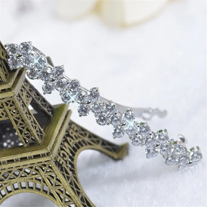 Détail macro d'une barrette argentée avec fleurs en zircon et cristaux scintillants