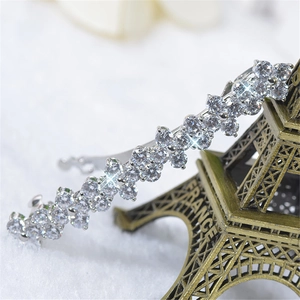 Vue macro d'une barrette en zircon étincelant avec arrangement floral en cristal