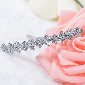 Barrette élégante en zircone avec cristaux étincelants sur roses roses et fond fourrure