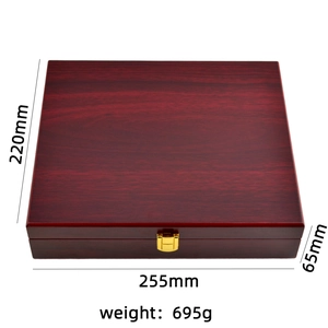 Macro detail of solid wood golf display box with 255x220x65mm dimensions and gold latch