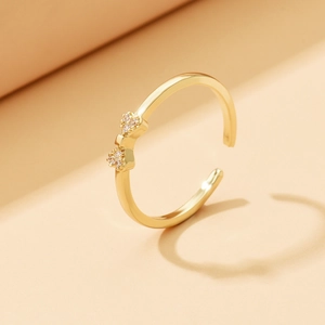 Elegante anello a fiocco placcato oro con micro pavé di zirconi cubici luminosi