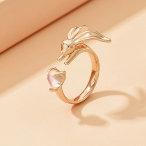 Anello regolabile in oro rosa con coniglio e gemma a forma di cuore dallo stile unico