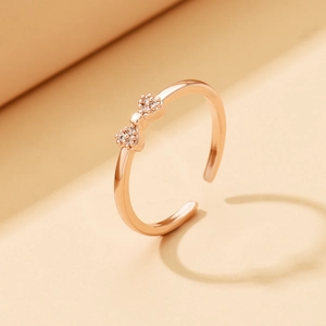 Elegante anello a fiocco in oro rosa con cristalli e fascia aperta regolabile da donna