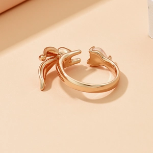 Dettaglio anello oro rosa con cristallo a cuore rosa e petalo di fiore in metallo