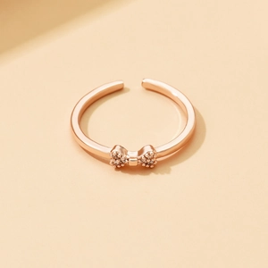 Dettaglio dell'anello a fiocco in oro rosa con pavé di zirconi cubici scintillanti