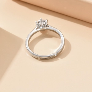 Eleganter verstellbarer Kronenring in Silber mit sechs Krappen und rundem Zirkonia