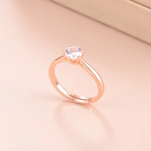 Makroansicht der Kronen-Sechs-Klauen-Fassung mit Zirkonia auf verstellbarem Ring in Roségold