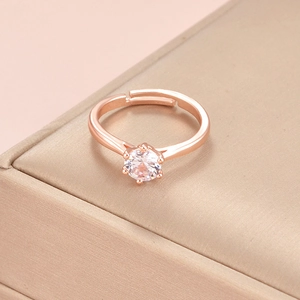 Nahaufnahme des roségoldenen Kronenrings mit sechs Krappen, Zirkonia und verstellbarer Ringschiene