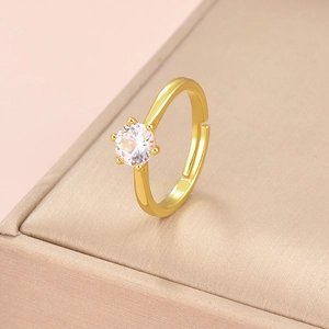 Nahaufnahme des klassischen Sechs-Klauen-Zirkonia-Rings mit Goldfinish und offenem Ring