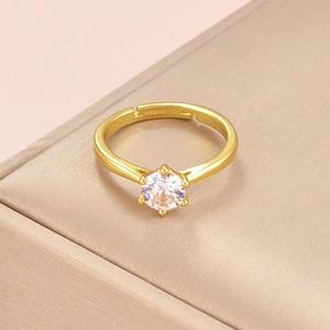 Detailsicht der klassischen Sechs-Klauen-Fassung mit Zirkonia auf goldenem verstellbarem Ring