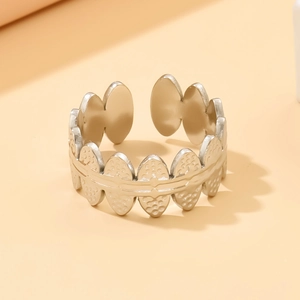 Anillo abierto vintage de acero inoxidable con diseño de hojas y acabado plateado texturizado