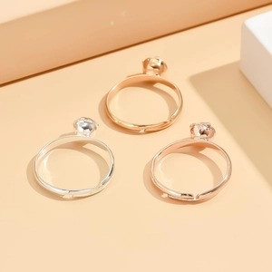 Tre anelli regolabili placcati in oro nei colori argento, oro e oro rosa con rilievo