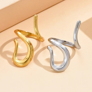 Onregelmatige gestroomlijnde open ringen in goud en zilver met een hooggepolijste metaalglans