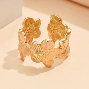 Vintage verstelbare gouden bloemenring met opengewerkt patroon en matte metaalglans
