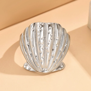Polierter silberner Ring in Muschelform mit Textur für den Strand-Look