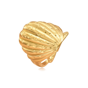 Goldener Muschelring mit strukturierter Oberfläche und Meeresstil im Strand-Design
