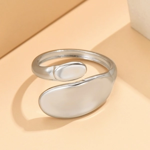 Anillo abierto minimalista de acero inoxidable plateado con extremos ovalados asimétricos