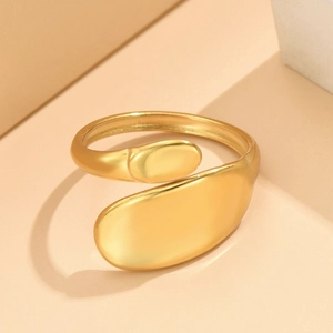 Anillo abierto de acero inoxidable dorado con diseño geométrico ovalado y pulido