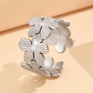 Offener Blumenring aus Edelstahl in Silber mit detaillierter Blütenblatt-Gravur
