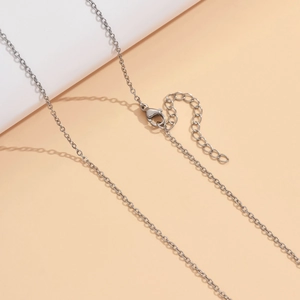 Collana in acciaio inossidabile lucido con chiusura a moschettone regolabile ed estensione