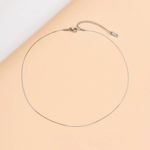 Flache Darstellung einer 40+5cm Silbernen Edelstahl S-Gliederkette mit Karabinerverschluss