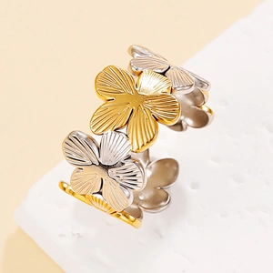 Elegante tweekleurige bloemenring in goud en zilver met bloembladen en open ontwerp