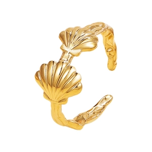 Vergoldeter Edelstahlring mit zwei Muschelmotiven im offenen Design auf weißem Grund