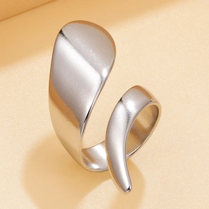 Anello aperto in argento lucido irregolare con design minimalista in metallo liquido