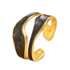 Anillo abierto ondulado de acero inoxidable dorado con esmalte negro brillante
