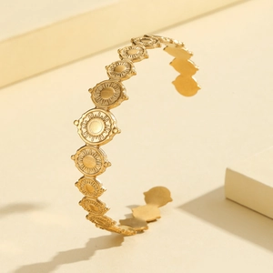 Brazalete vintage de acero inoxidable bañado en oro de 18K con diseño de sol y estrellas