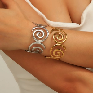 Brazaletes en espiral retro de acero inoxidable en acabado oro y plata para mujer